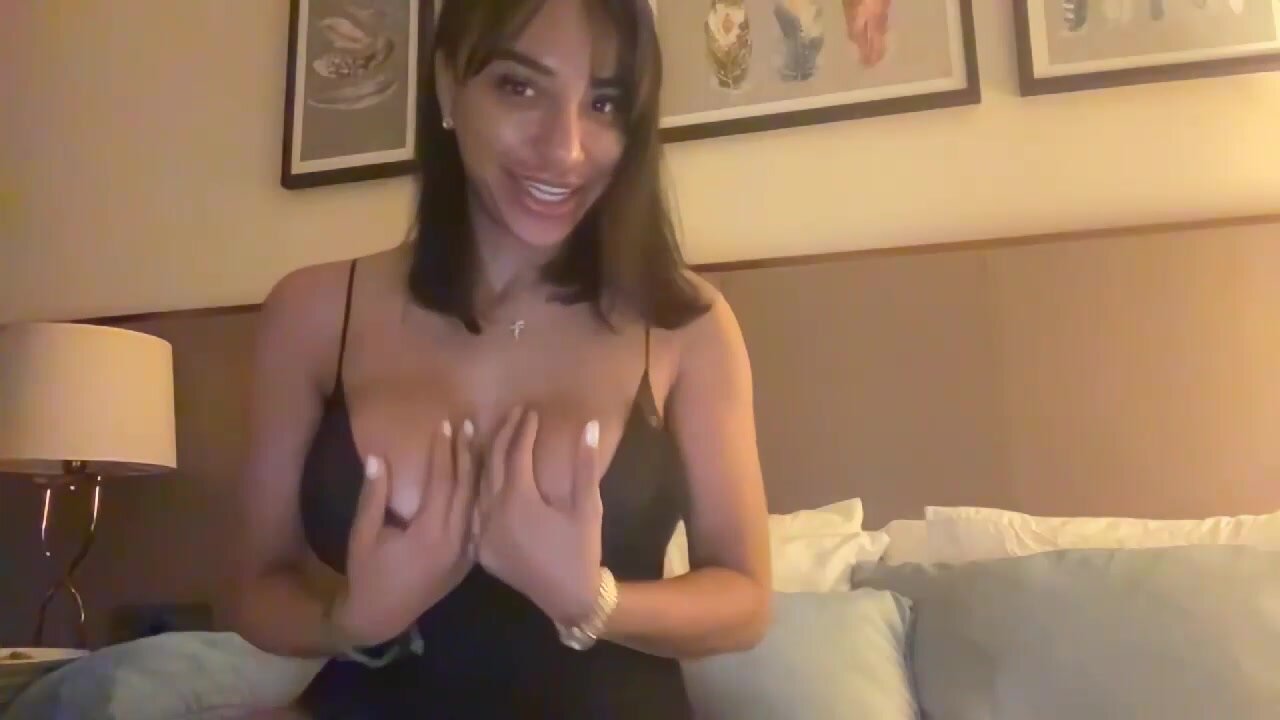 aaashleyy - shows & lotion up her tits