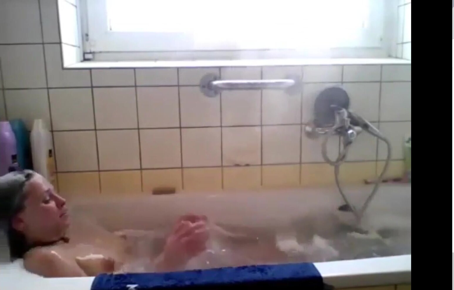 kleineshot in  bathtub